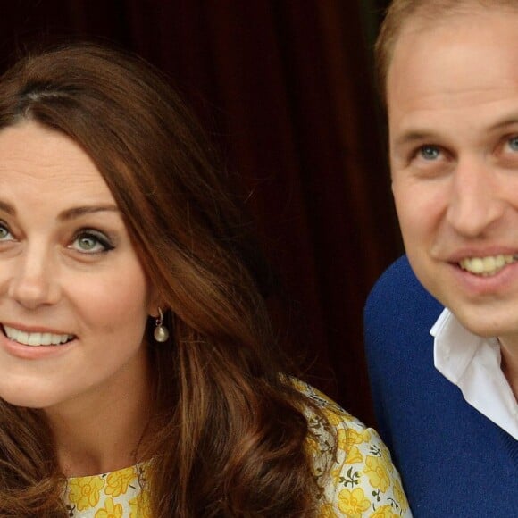 Le duc et la duchesse de Cambridge avec leur fille Charlotte à la sortie de la maternité de l'hôpital St Mary, à Londres le 2 mai 2015. Kate Middleton et le prince William fêtent leurs 5 ans de mariage le 29 avril 2011.