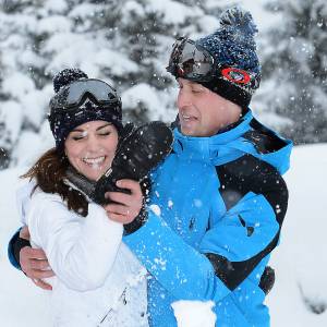 Le duc et la duchesse de Cambridge en mars 2016 lors d'un week-end en famille avec George et Charlotte dans les Alpes françaises. Kate Middleton et le prince William fêtent leurs 5 ans de mariage le 29 avril 2011.