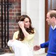Le duc et la duchesse de Cambridge avec leur fille Charlotte à la sortie de la maternité de l'hôpital St Mary, à Londres le 2 mai 2015. Kate Middleton et le prince William fêtent leurs 5 ans de mariage le 29 avril 2011.