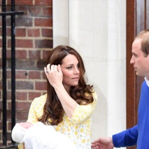 Le duc et la duchesse de Cambridge avec leur fille Charlotte à la sortie de la maternité de l'hôpital St Mary, à Londres le 2 mai 2015. Kate Middleton et le prince William fêtent leurs 5 ans de mariage le 29 avril 2011.