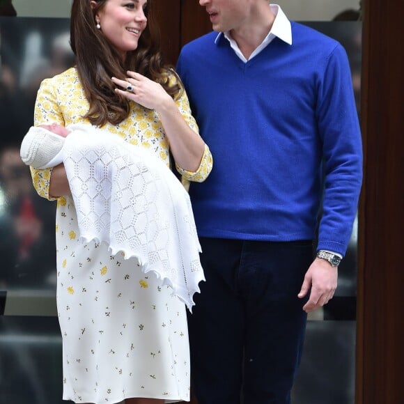 Le duc et la duchesse de Cambridge avec leur fille Charlotte à la sortie de la maternité de l'hôpital St Mary, à Londres le 2 mai 2015. Kate Middleton et le prince William fêtent leurs 5 ans de mariage le 29 avril 2011.