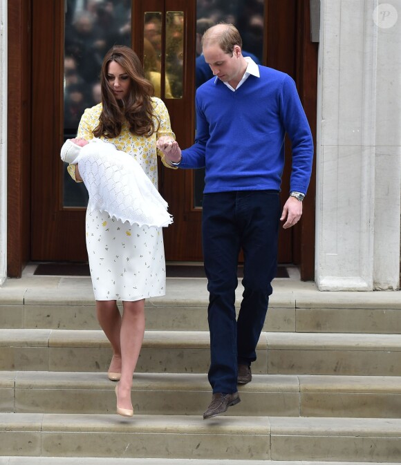 Le duc et la duchesse de Cambridge avec leur fille Charlotte à la sortie de la maternité de l'hôpital St Mary, à Londres le 2 mai 2015. Kate Middleton et le prince William fêtent leurs 5 ans de mariage le 29 avril 2011.