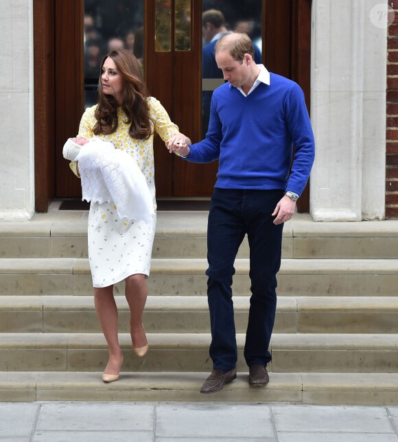 Le duc et la duchesse de Cambridge avec leur fille Charlotte à la sortie de la maternité de l'hôpital St Mary, à Londres le 2 mai 2015. Kate Middleton et le prince William fêtent leurs 5 ans de mariage le 29 avril 2011.