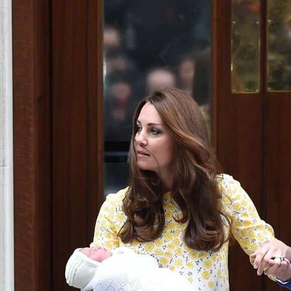 Le duc et la duchesse de Cambridge avec leur fille Charlotte à la sortie de la maternité de l'hôpital St Mary, à Londres le 2 mai 2015. Kate Middleton et le prince William fêtent leurs 5 ans de mariage le 29 avril 2011.