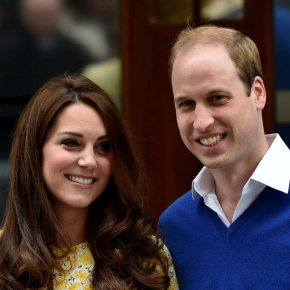 Le duc et la duchesse de Cambridge avec leur fille Charlotte à la sortie de la maternité de l'hôpital St Mary, à Londres le 2 mai 2015. Kate Middleton et le prince William fêtent leurs 5 ans de mariage le 29 avril 2011.