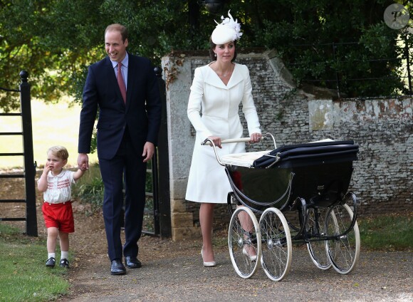 Le duc et la duchesse de Cambridge avec George lors du baptême de la princesse Charlotte à Sandringham le 5 juillet 2015. Kate Middleton et le prince William fêtent leurs 5 ans de mariage le 29 avril 2011.