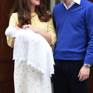 Le duc et la duchesse de Cambridge avec leur fille Charlotte à la sortie de la maternité de l'hôpital St Mary, à Londres le 2 mai 2015. Kate Middleton et le prince William fêtent leurs 5 ans de mariage le 29 avril 2011.