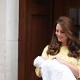 Le duc et la duchesse de Cambridge avec leur fille Charlotte à la sortie de la maternité de l'hôpital St Mary, à Londres le 2 mai 2015. Kate Middleton et le prince William fêtent leurs 5 ans de mariage le 29 avril 2011.