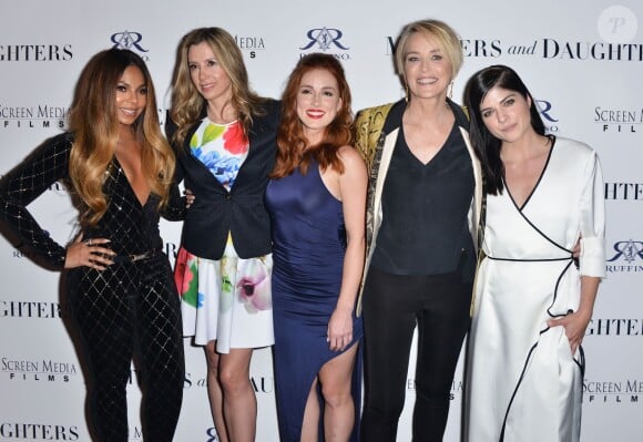 Ashanti, Mira Sorvino, Alexandra Daniels, Sharon Stone et Selma Blair lors de la première de Mothers And Daughters à Los Angeles, le 28 avril 2016.