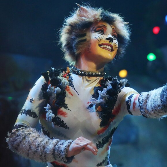 Chimène Badi et la troupe de la comédie musicale "Cats" sur la scène du théâtre Mogador à Paris, le 28 avril 2016. © Denis Guignebourg/Bestimage