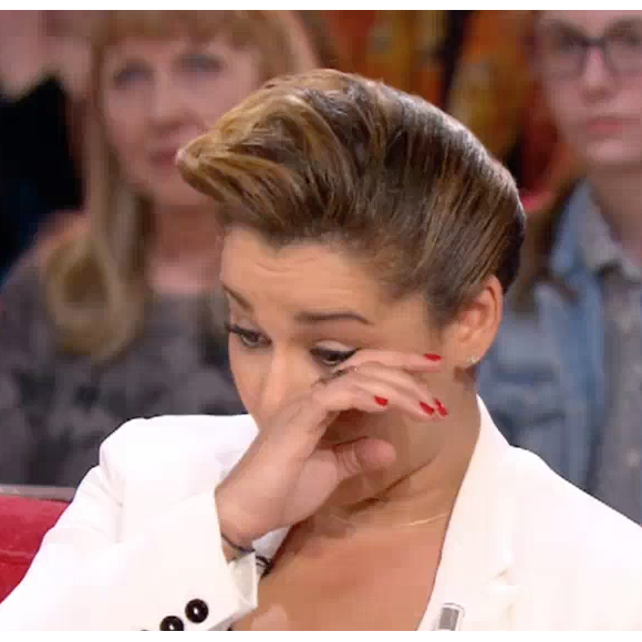La chanteuse Chimène Badi, très émue par l'interview de son père dans "Vivement dimanche" sur France 2. Le 1er mai 2016.
