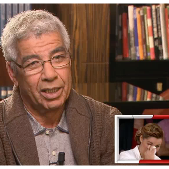 Chimène Badi, très émue par l'interview de son papa dans "Vivement dimanche" sur France 2. Le 1er mai 2016.