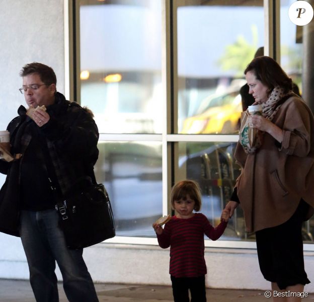 Exclusif - Patton Oswalt, sa femme Michelle McNamara et leur fille Alice à l'aéroport de Los Angeles, le 27 décembre 2012.
