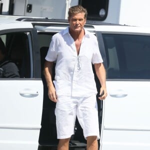 Exclusif - David Hasselhof, l'acteur phare de la série Baywatch, arrive sur le tournage du film "Baywatch" à Savannah le 22 mars 2016.