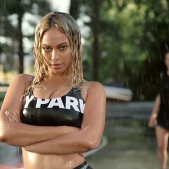Beyonce pose pour sa collection de vêtements de sport "Ivy Park" à Houston le 31 mars 2016.