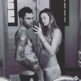 Adam Levine semble avoir pris du ventre pendant la grossesse de sa femme Behati Prinsloo qui attend leur premier enfant. Photo publiée sur Instagram, le 3 mai 2016