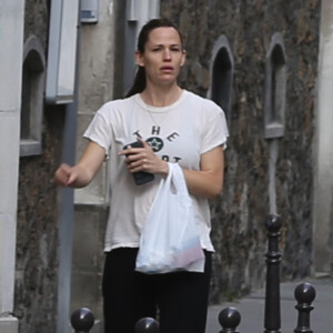 Exclusif - Jennifer Garner, au naturel, a été acheter des croissants après son footing à Paris le 7 mai 2016.