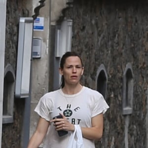 Exclusif - Jennifer Garner, au naturel, a été acheter des croissants après son footing à Paris le 7 mai 2016.