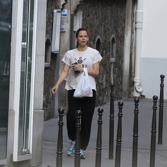Exclusif - Jennifer Garner, au naturel, a été acheter des croissants après son footing à Paris le 7 mai 2016.