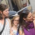 Jennifer Garner se promène avec ses enfants Violet, Seraphina et Samuel à Paris le 7 mai 2016. Ils ont fait du shopping et ont été faire du manège dans le jardin des Tuileries. Plus tard, Jennifer a déposé ses enfants à l'hôtel puis est ressortie faire du shopping dans une boutique Isabel Marant.