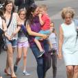Jennifer Garner se promène avec ses enfants Violet, Seraphina et Samuel à Paris le 7 mai 2016. Ils ont fait du shopping et ont été faire du manège dans le jardin des Tuileries. Plus tard, Jennifer a déposé ses enfants à l'hôtel puis est ressortie faire du shopping dans une boutique Isabel Marant.