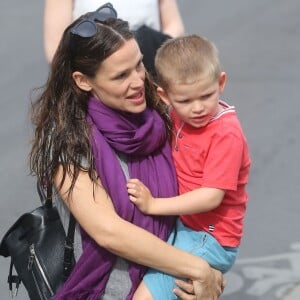 Jennifer Garner se promène avec ses enfants Violet, Seraphina et Samuel à Paris le 7 mai 2016. Ils ont fait du shopping et ont été faire du manège dans le jardin des Tuileries. Plus tard, Jennifer a déposé ses enfants à l'hôtel puis est ressortie faire du shopping dans une boutique Isabel Marant.