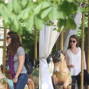 Jennifer Garner se promène avec ses enfants Violet, Seraphina et Samuel à Paris le 7 mai 2016. Ils ont fait du shopping et ont été faire du manège dans le jardin des Tuileries. Plus tard, Jennifer a déposé ses enfants à l'hôtel puis est ressortie faire du shopping dans une boutique Isabel Marant.