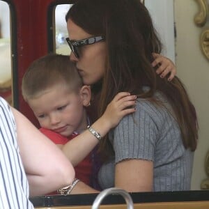 Jennifer Garner se promène avec ses enfants Violet, Seraphina et Samuel à Paris le 7 mai 2016. Ils ont fait du shopping et ont été faire du manège dans le jardin des Tuileries. Plus tard, Jennifer a déposé ses enfants à l'hôtel puis est ressortie faire du shopping dans une boutique Isabel Marant.