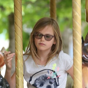 Jennifer Garner se promène avec ses enfants Violet, Seraphina et Samuel à Paris le 7 mai 2016. Ils ont fait du shopping et ont été faire du manège dans le jardin des Tuileries. Plus tard, Jennifer a déposé ses enfants à l'hôtel puis est ressortie faire du shopping dans une boutique Isabel Marant.