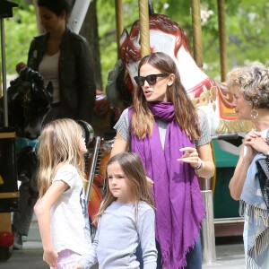 Jennifer Garner se promène avec ses enfants Violet, Seraphina et Samuel à Paris le 7 mai 2016. Ils ont fait du shopping et ont été faire du manège dans le jardin des Tuileries. Plus tard, Jennifer a déposé ses enfants à l'hôtel puis est ressortie faire du shopping dans une boutique Isabel Marant.