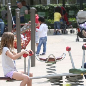 Jennifer Garner se promène avec ses enfants Violet, Seraphina et Samuel à Paris le 7 mai 2016. Ils ont fait du shopping et ont été faire du manège dans le jardin des Tuileries. Plus tard, Jennifer a déposé ses enfants à l'hôtel puis est ressortie faire du shopping dans une boutique Isabel Marant.