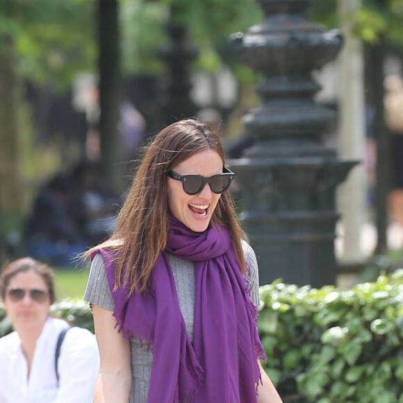 Jennifer Garner se promène avec ses enfants Violet, Seraphina et Samuel à Paris le 7 mai 2016. Ils ont fait du shopping et ont été faire du manège dans le jardin des Tuileries. Plus tard, Jennifer a déposé ses enfants à l'hôtel puis est ressortie faire du shopping dans une boutique Isabel Marant.