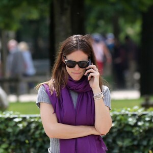 Jennifer Garner se promène avec ses enfants Violet, Seraphina et Samuel à Paris le 7 mai 2016. Ils ont fait du shopping et ont été faire du manège dans le jardin des Tuileries. Plus tard, Jennifer a déposé ses enfants à l'hôtel puis est ressortie faire du shopping dans une boutique Isabel Marant.