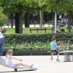 Jennifer Garner se promène avec ses enfants Violet, Seraphina et Samuel à Paris le 7 mai 2016. Ils ont fait du shopping et ont été faire du manège dans le jardin des Tuileries. Plus tard, Jennifer a déposé ses enfants à l'hôtel puis est ressortie faire du shopping dans une boutique Isabel Marant.