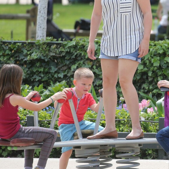 Jennifer Garner se promène avec ses enfants Violet, Seraphina et Samuel à Paris le 7 mai 2016. Ils ont fait du shopping et ont été faire du manège dans le jardin des Tuileries. Plus tard, Jennifer a déposé ses enfants à l'hôtel puis est ressortie faire du shopping dans une boutique Isabel Marant.