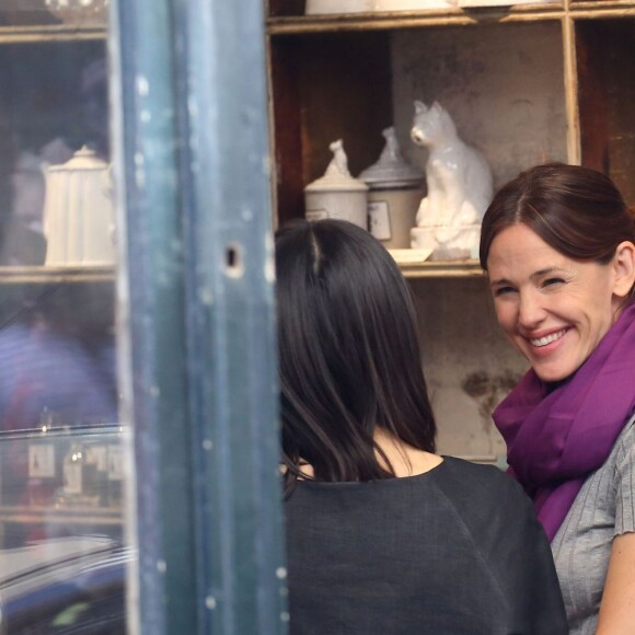 Jennifer Garner se promène avec ses enfants Violet, Seraphina et Samuel à Paris le 7 mai 2016. Ils ont fait du shopping et ont été faire du manège dans le jardin des Tuileries. Plus tard, Jennifer a déposé ses enfants à l'hôtel puis est ressortie faire du shopping dans une boutique Isabel Marant.