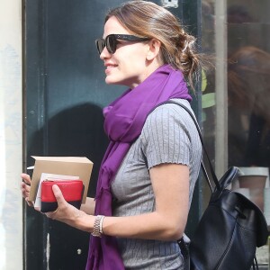 Jennifer Garner se promène avec ses enfants Violet, Seraphina et Samuel à Paris le 7 mai 2016. Ils ont fait du shopping et ont été faire du manège dans le jardin des Tuileries. Plus tard, Jennifer a déposé ses enfants à l'hôtel puis est ressortie faire du shopping dans une boutique Isabel Marant.