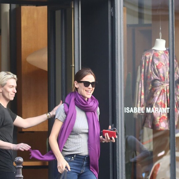 Jennifer Garner se promène avec ses enfants Violet, Seraphina et Samuel à Paris le 7 mai 2016. Ils ont fait du shopping et ont été faire du manège dans le jardin des Tuileries. Plus tard, Jennifer a déposé ses enfants à l'hôtel puis est ressortie faire du shopping dans une boutique Isabel Marant.