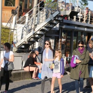 Jennifer Garner à loué un bateau avec ses enfants Violet, Seraphina et Samuel pour faire une ballade d'1h30 sur la Seine à Paris le 7 mai 2016. Jennifer a dégusté du champagne, du vin rouge et de la pizza.