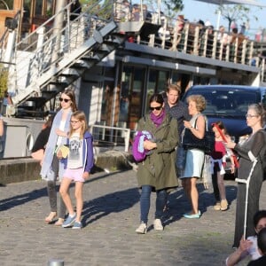 Jennifer Garner à loué un bateau avec ses enfants Violet, Seraphina et Samuel pour faire une ballade d'1h30 sur la Seine à Paris le 7 mai 2016. Jennifer a dégusté du champagne, du vin rouge et de la pizza.