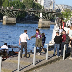 Jennifer Garner à loué un bateau avec ses enfants Violet, Seraphina et Samuel pour faire une ballade d'1h30 sur la Seine à Paris le 7 mai 2016. Jennifer a dégusté du champagne, du vin rouge et de la pizza.