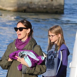 Jennifer Garner à loué un bateau avec ses enfants Violet, Seraphina et Samuel pour faire une ballade d'1h30 sur la Seine à Paris le 7 mai 2016. Jennifer a dégusté du champagne, du vin rouge et de la pizza.