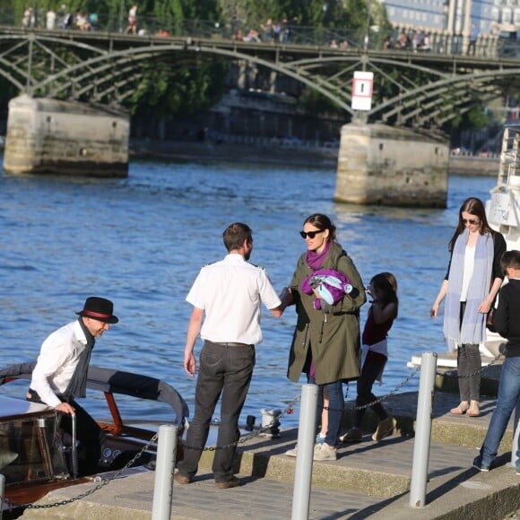 Jennifer Garner à loué un bateau avec ses enfants Violet, Seraphina et Samuel pour faire une ballade d'1h30 sur la Seine à Paris le 7 mai 2016. Jennifer a dégusté du champagne, du vin rouge et de la pizza.