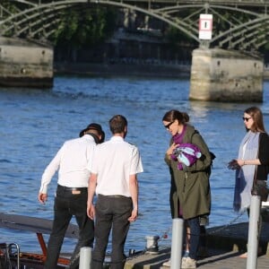 Jennifer Garner à loué un bateau avec ses enfants Violet, Seraphina et Samuel pour faire une ballade d'1h30 sur la Seine à Paris le 7 mai 2016. Jennifer a dégusté du champagne, du vin rouge et de la pizza.