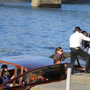 Jennifer Garner à loué un bateau avec ses enfants Violet, Seraphina et Samuel pour faire une ballade d'1h30 sur la Seine à Paris le 7 mai 2016. Jennifer a dégusté du champagne, du vin rouge et de la pizza.