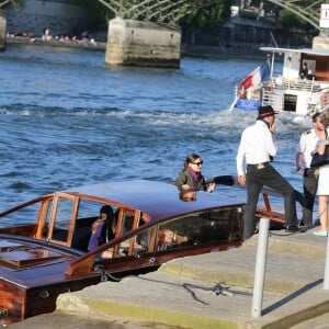 Jennifer Garner à loué un bateau avec ses enfants Violet, Seraphina et Samuel pour faire une ballade d'1h30 sur la Seine à Paris le 7 mai 2016. Jennifer a dégusté du champagne, du vin rouge et de la pizza.