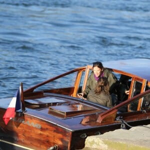 Jennifer Garner à loué un bateau avec ses enfants Violet, Seraphina et Samuel pour faire une ballade d'1h30 sur la Seine à Paris le 7 mai 2016. Jennifer a dégusté du champagne, du vin rouge et de la pizza.