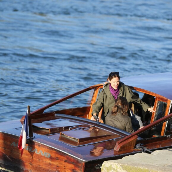 Jennifer Garner à loué un bateau avec ses enfants Violet, Seraphina et Samuel pour faire une ballade d'1h30 sur la Seine à Paris le 7 mai 2016. Jennifer a dégusté du champagne, du vin rouge et de la pizza.