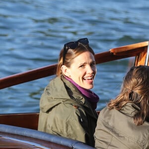 Jennifer Garner à loué un bateau avec ses enfants Violet, Seraphina et Samuel pour faire une ballade d'1h30 sur la Seine à Paris le 7 mai 2016. Jennifer a dégusté du champagne, du vin rouge et de la pizza.