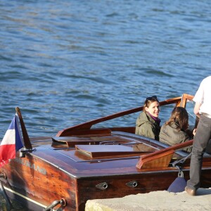 Jennifer Garner à loué un bateau avec ses enfants Violet, Seraphina et Samuel pour faire une ballade d'1h30 sur la Seine à Paris le 7 mai 2016. Jennifer a dégusté du champagne, du vin rouge et de la pizza.